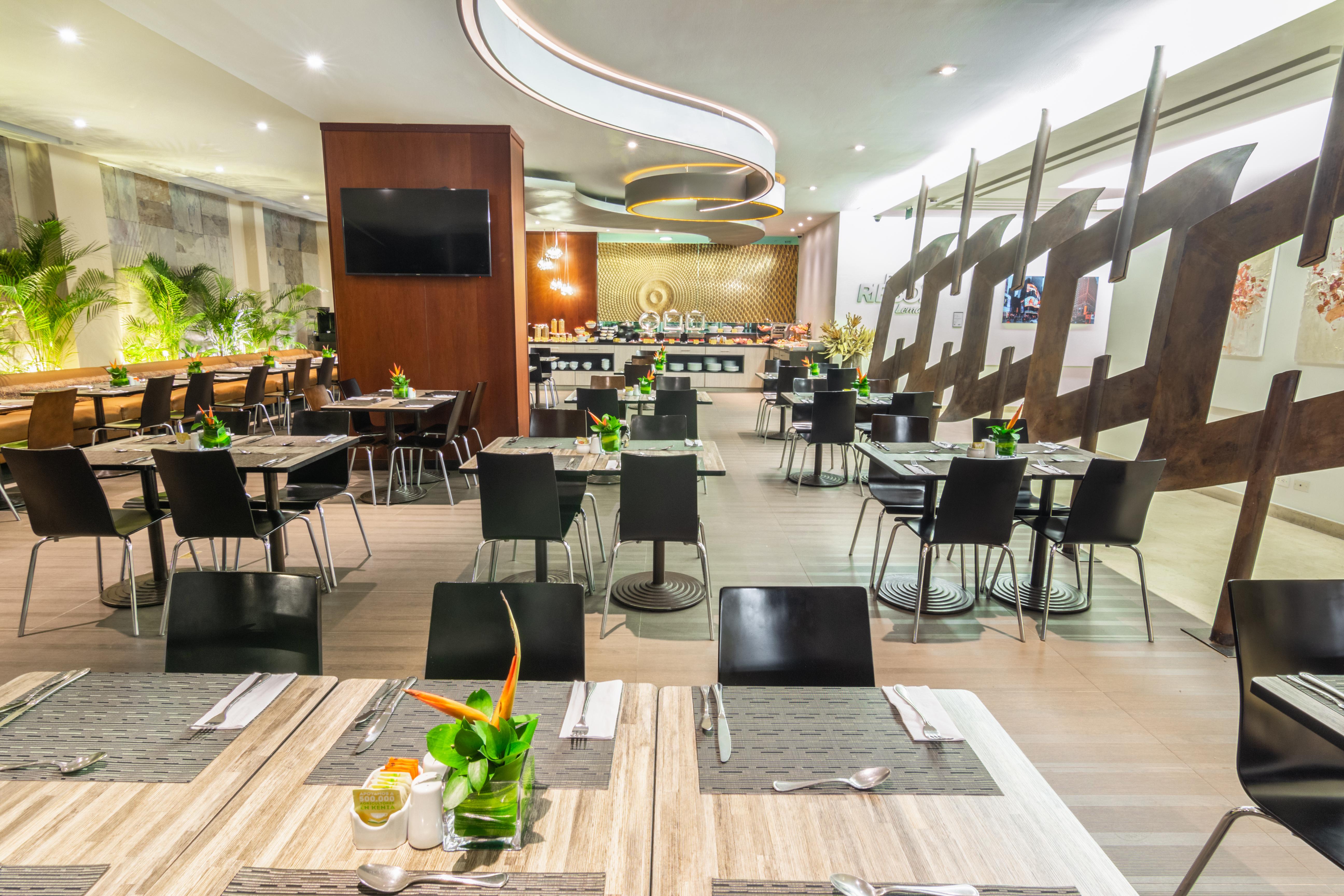 베스트 웨스턴 플러스 93 파크 호텔 보고타 외부 사진 The lounge at Kuala Lumpur International Airport