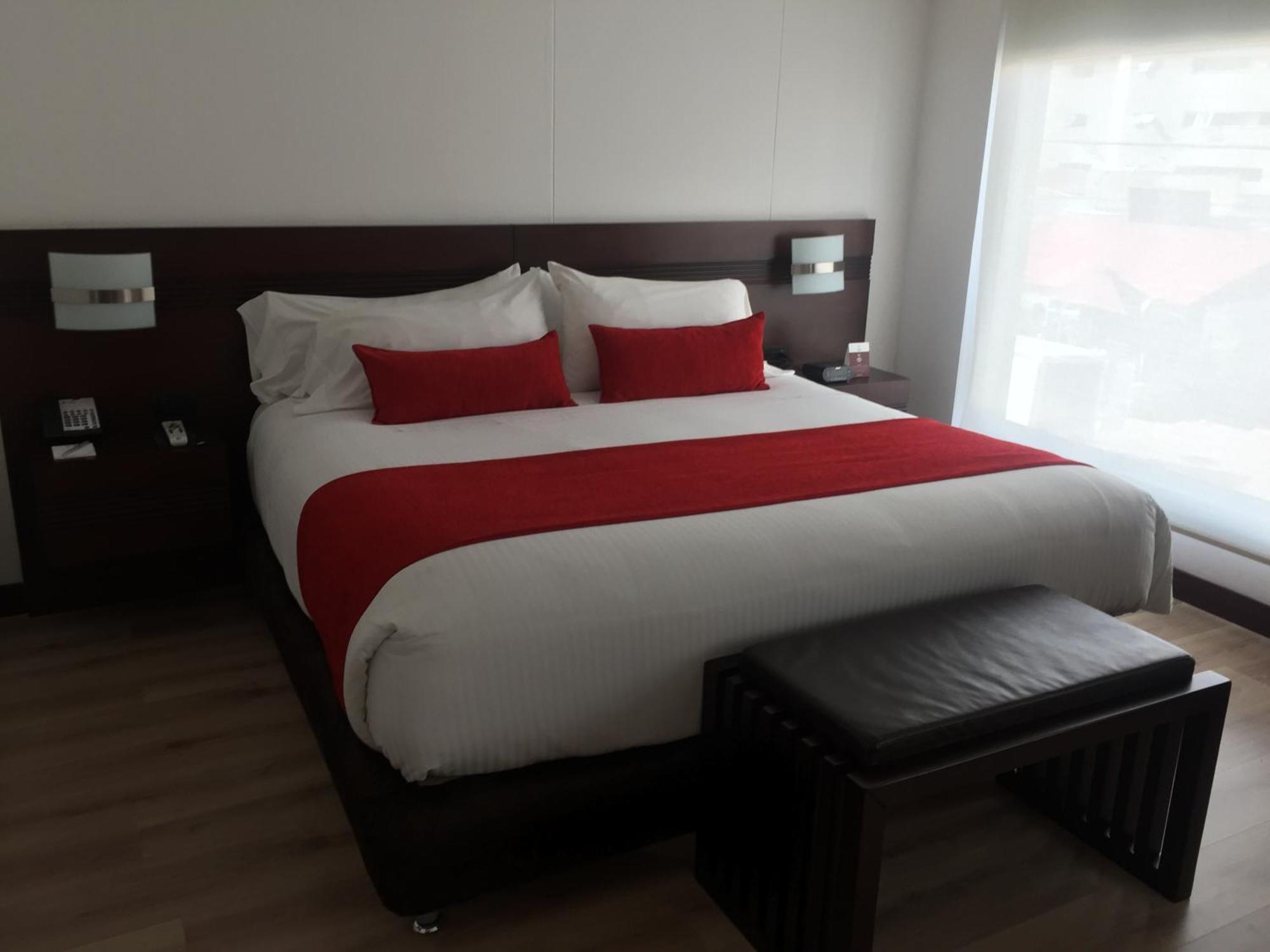 베스트 웨스턴 플러스 93 파크 호텔 보고타 외부 사진 A bed with a bed runner