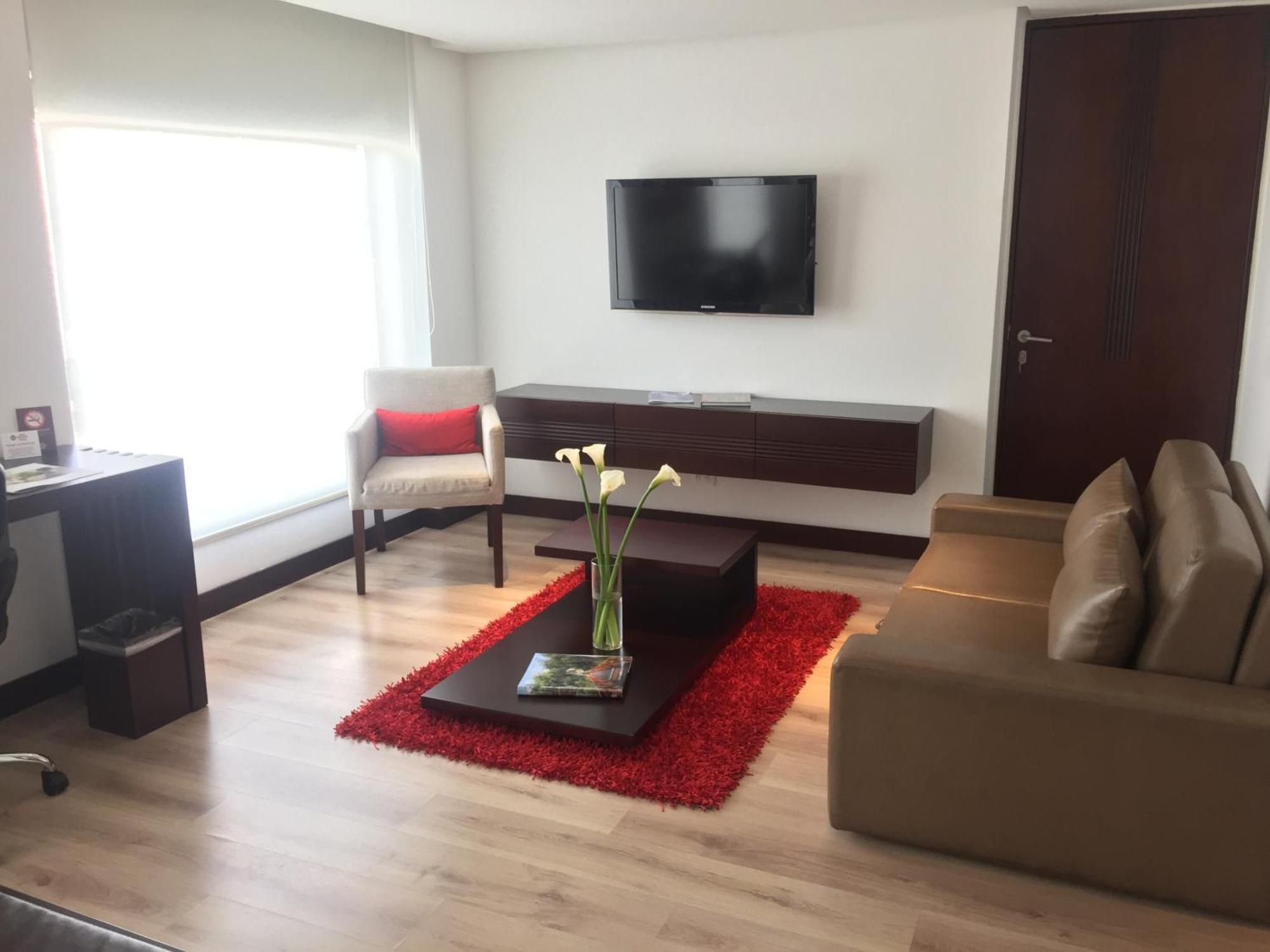 베스트 웨스턴 플러스 93 파크 호텔 보고타 외부 사진 Living room of a suite at the hotel