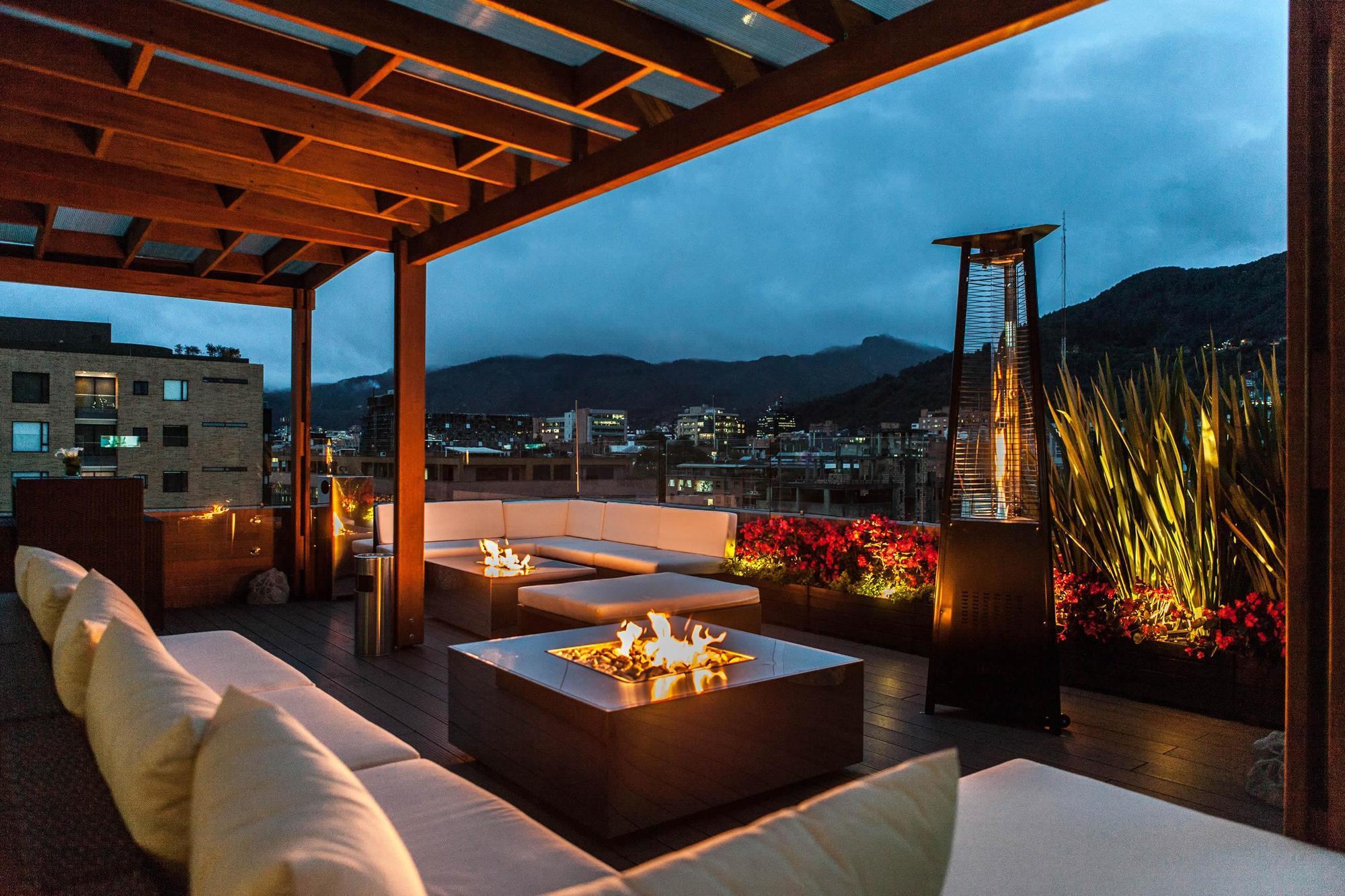 베스트 웨스턴 플러스 93 파크 호텔 보고타 외부 사진 Rooftop bar at the Four Seasons Hotel, Santiago