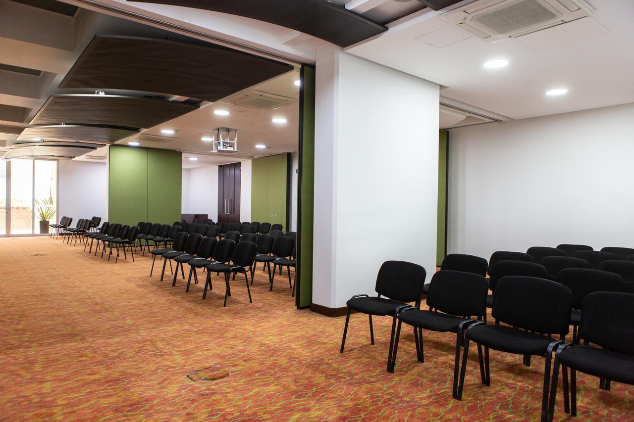 베스트 웨스턴 플러스 93 파크 호텔 보고타 외부 사진 A meeting room at the hotel