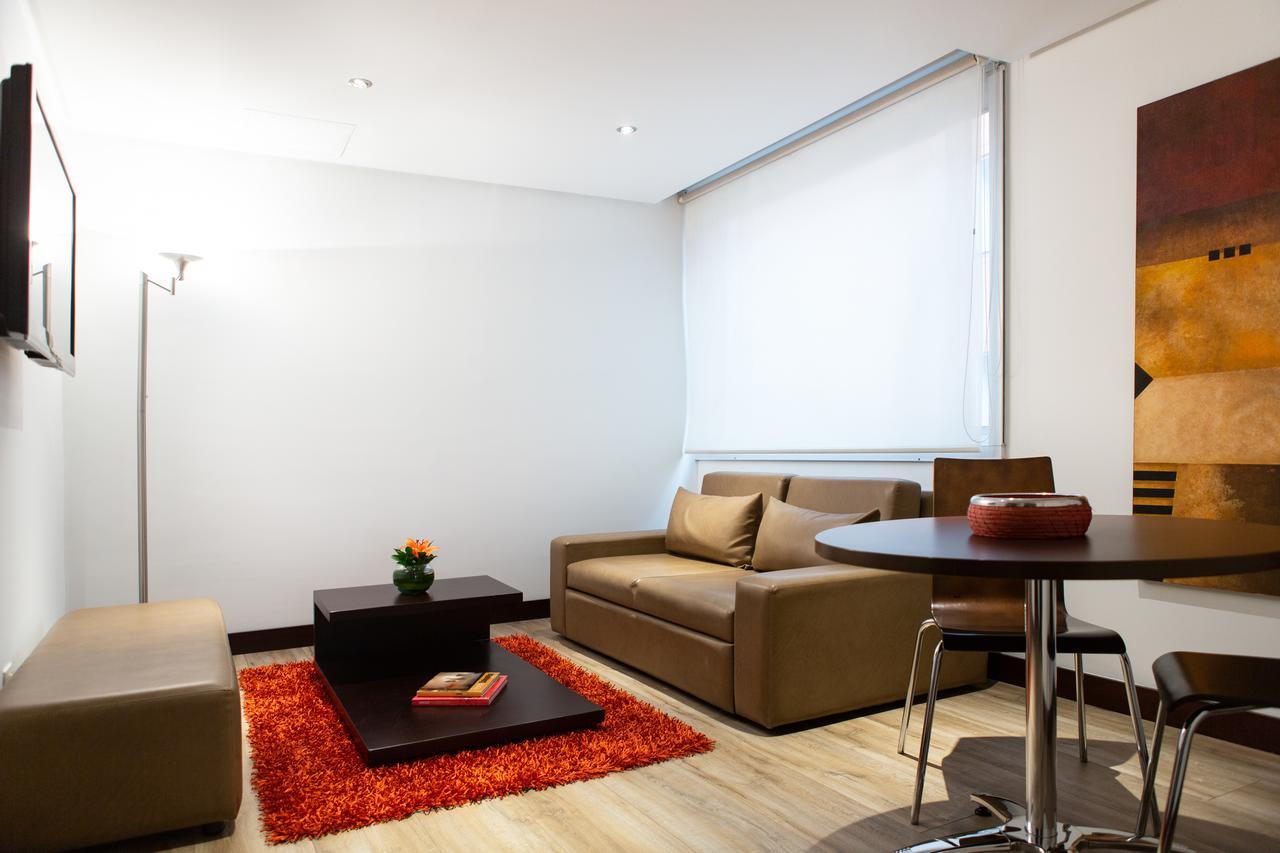 베스트 웨스턴 플러스 93 파크 호텔 보고타 외부 사진 A living room with a roller blind